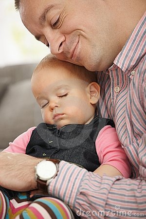 bambino-che-dorme-braccio-del-padre-13000528